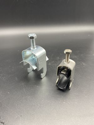 Los elementos de los tubos de estribo se ajustan con zinc y se sujetan a una sujeción de cable de unistrut de 1-3/4'