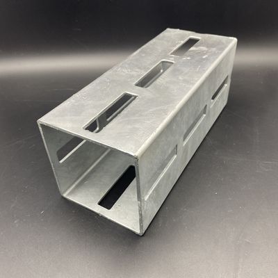 Calentamiento galvanizado Q355B 65x15.5mm Canal cuadrado con ranuras