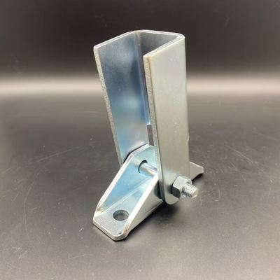 Instalación de unistrut Instalación de un brazalete eléctrico galvanizado ajustable
