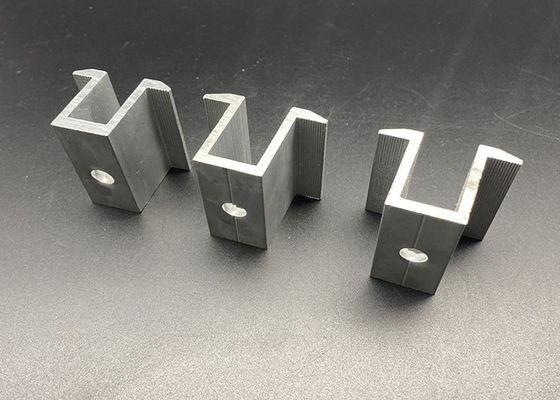 Mediados de capa de montaje solar Kit Aluminum Stainless Steel del polvo de la abrazadera 1.4KN M2