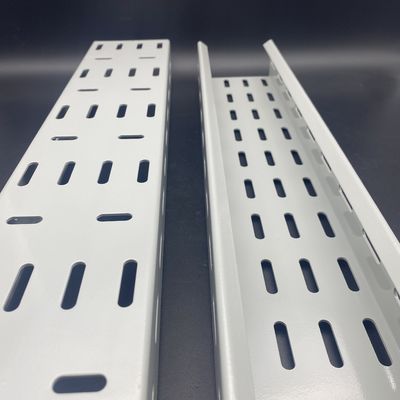 Fabricante bandejas de cable recubiertas en polvo con ranuras de 300x50x1,2 mm