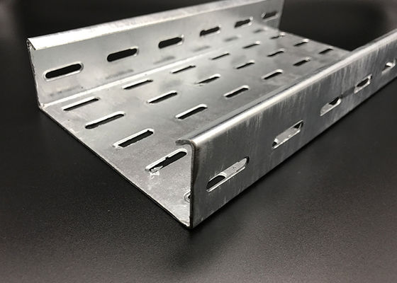 Envasado en caliente galvanizado 3000 mm tray de cable con ranuras