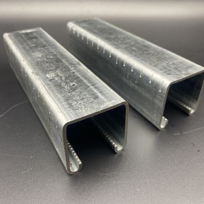 Canal de acero galvanizado de borde serrillado con marcas de corte