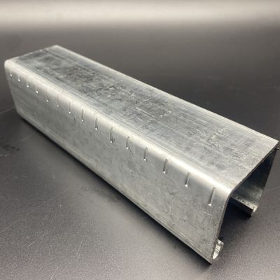 Canal de acero galvanizado de borde serrillado con marcas de corte