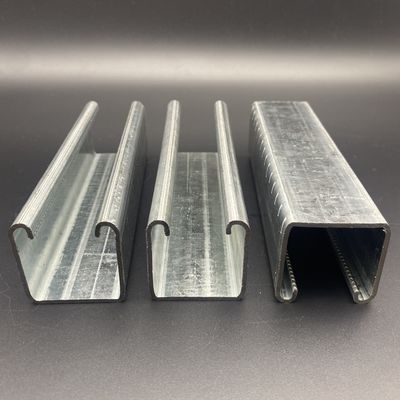Perfil Unistrut de acero galvanizado con marcas de verificación